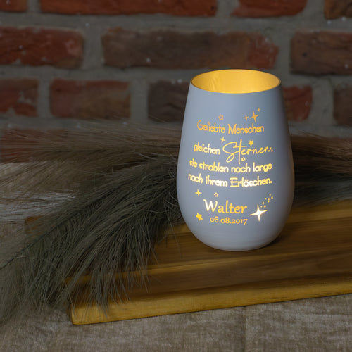 Personalisiertes Gedenk-Windlicht „Geliebte Menschen gleichen Sternen“ mit Name und Datum
