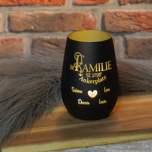 Personalisiertes Windlicht „Die Familie ist unser Ankerplatz“ mit mehreren Namen und Anker-Motiv