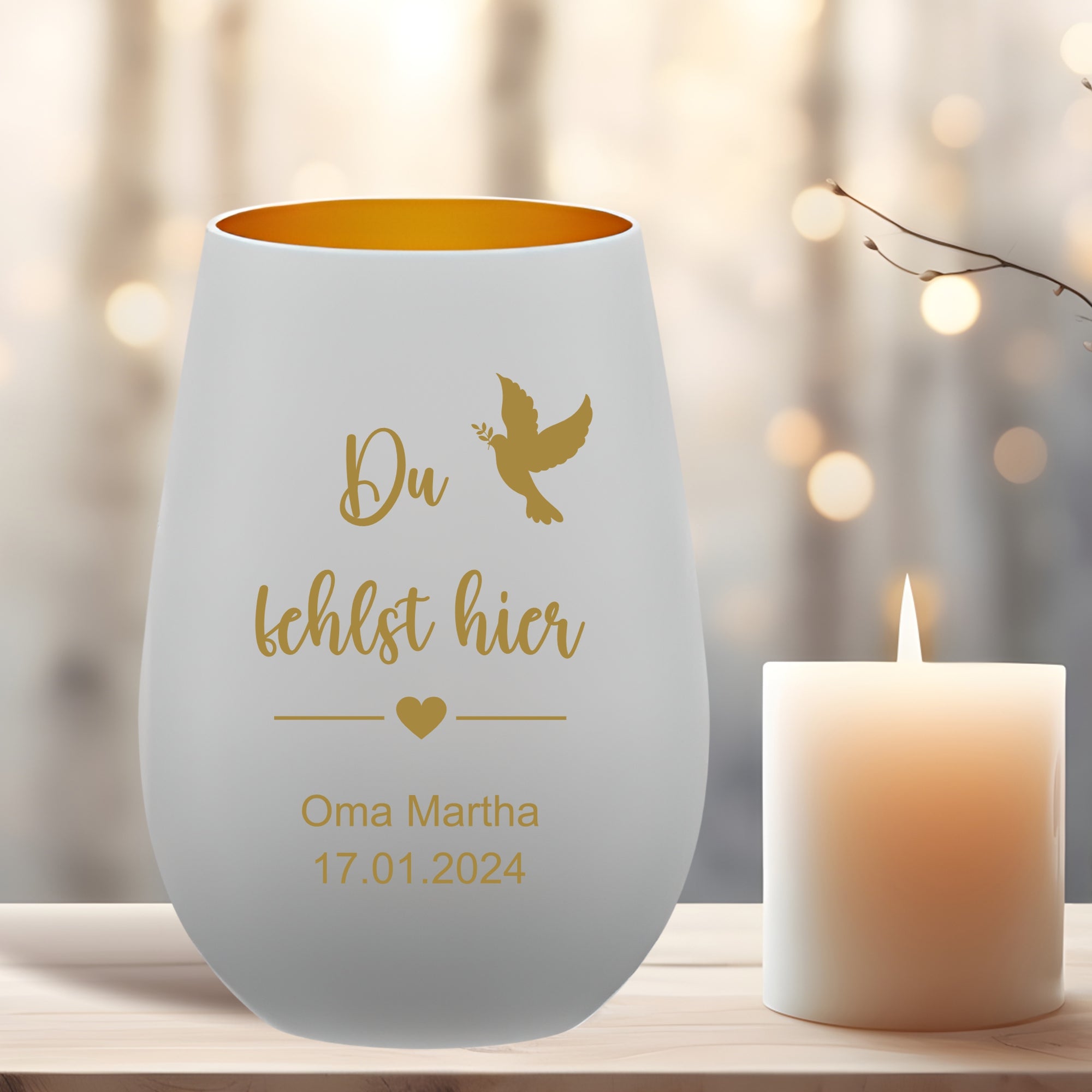 Personalisiertes Gedenk-Windlicht „Du fehlst hier“ mit Taubenmotiv, Name und Datum